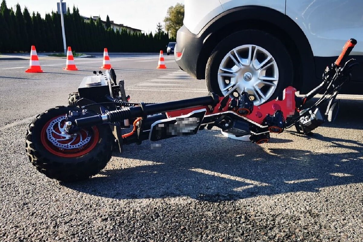 Mężczyzna na hulajnodze elektrycznej potrącony przez kierowcę Opla. Wezwano helikopter LPR