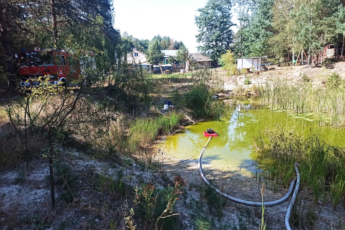 Akcja gaszenia z użyciem pomp i terenu