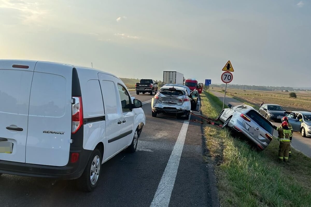 Kolizja na DK-17. Volkswagen chciał uniknąć zderzenia ze zwierzyną. Ucierpiały cztery auta