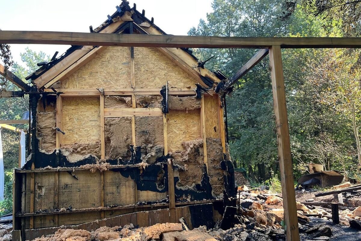 Pożar domu w Kazimierzu Dolnym. Budynek spłonął doszczętnie. Dom opalano piecem na drewno