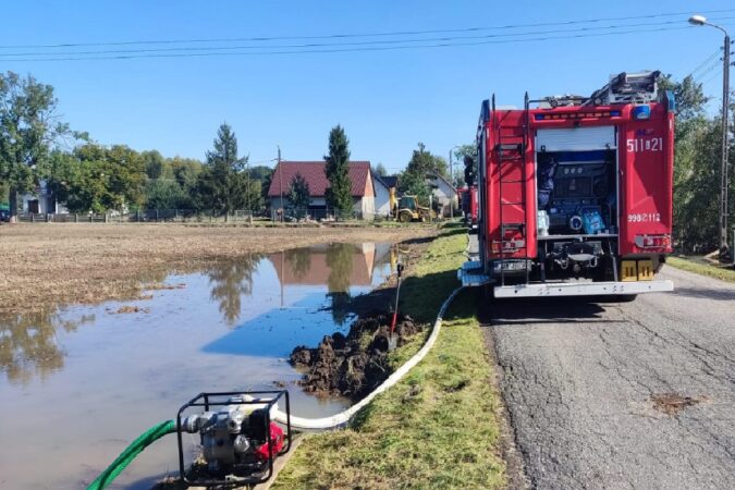 Straż Pożarna wypompowuje wodę z zalanych terenów