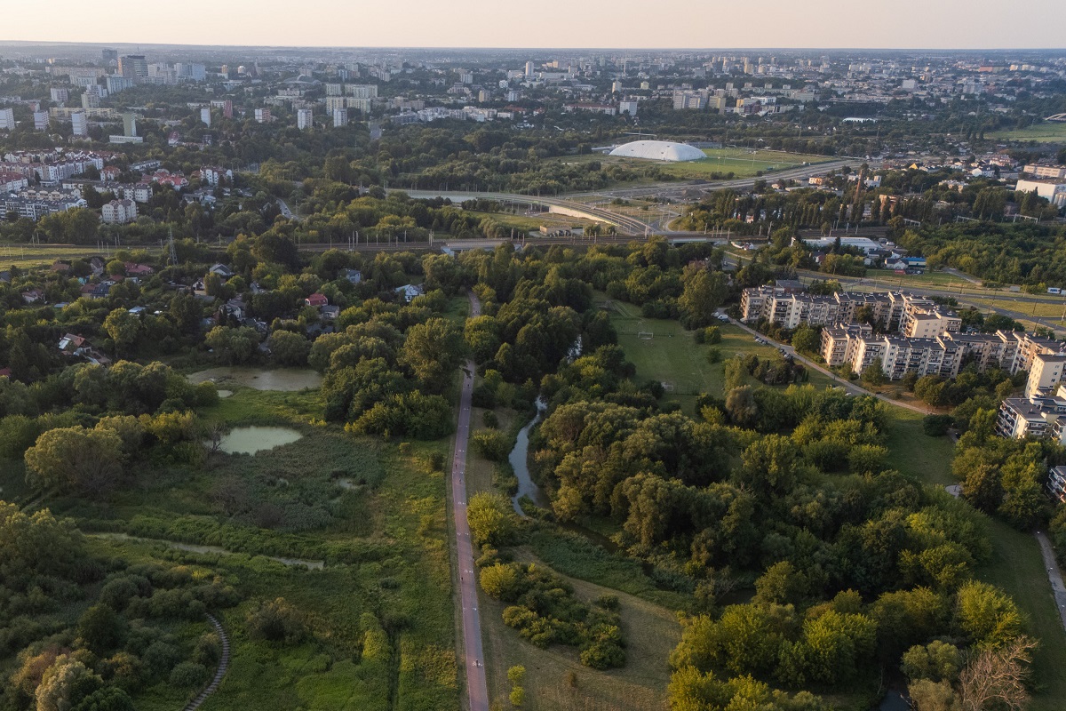 Widok z drona na dolinę rzeki Bystrzycy, po prawej widoczne osiedle Łąkowa