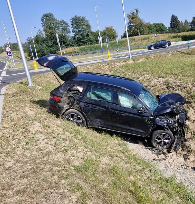 Skoda w rowie, którą podróżowało pięć osób