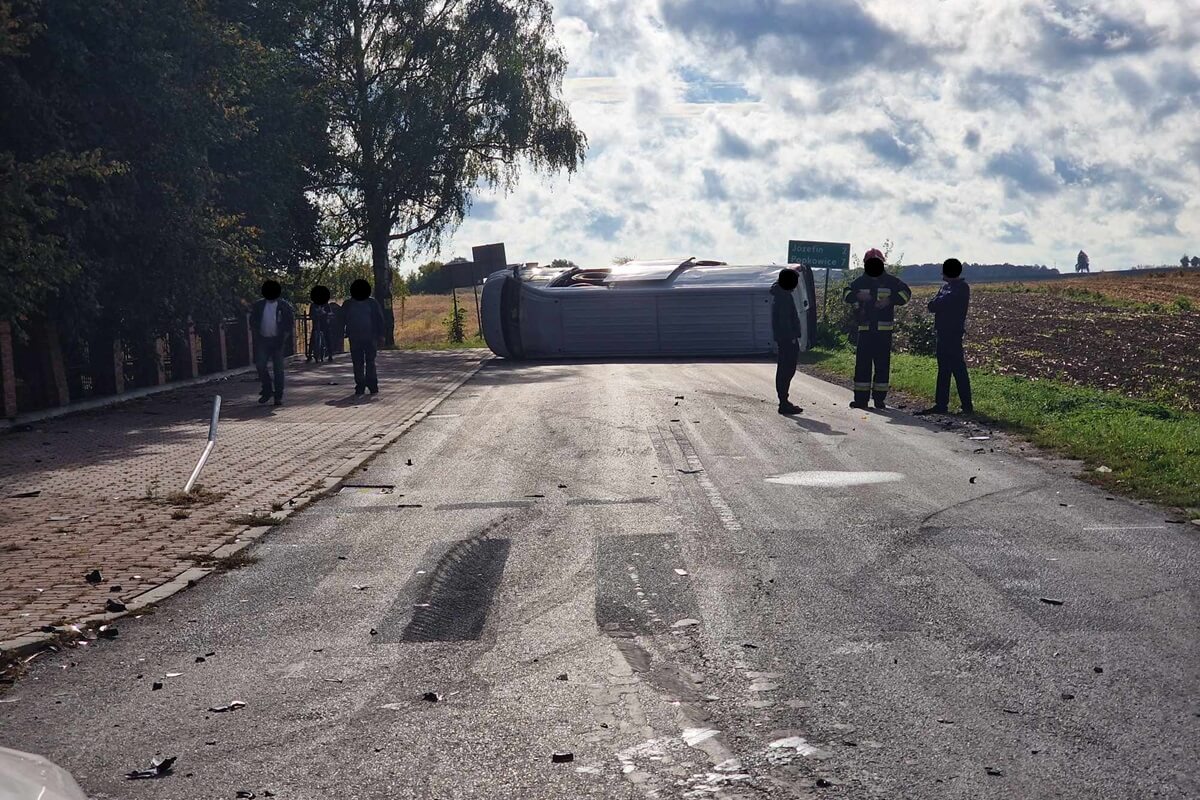 Wypadek w Majdanie Radlińskim. Zderzenie busa dostawczego z osobówką