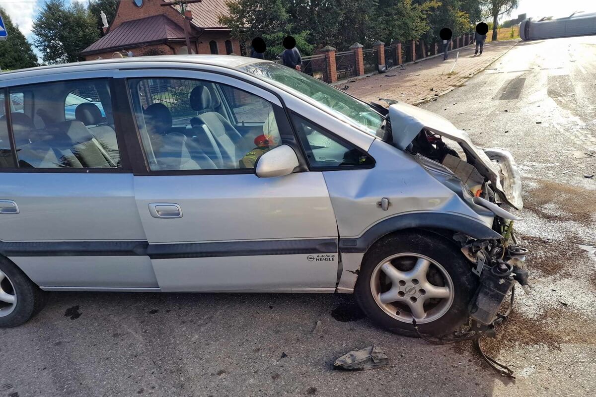 Wypadek w Majdanie Radlińskim. Zderzenie busa dostawczego z osobówką