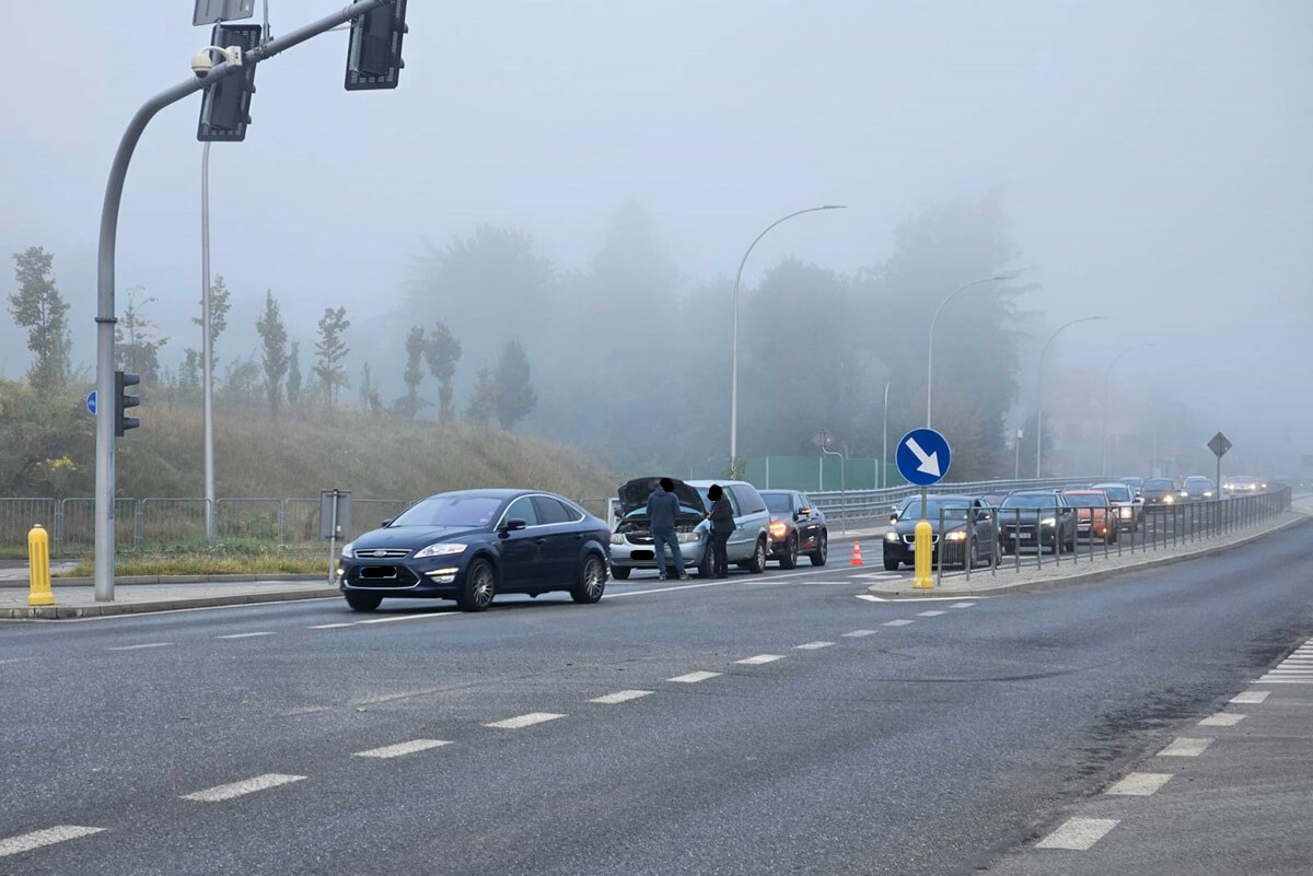 Awaria chryslera przed skrzyżowaniem na ul. Nałęczowskiej