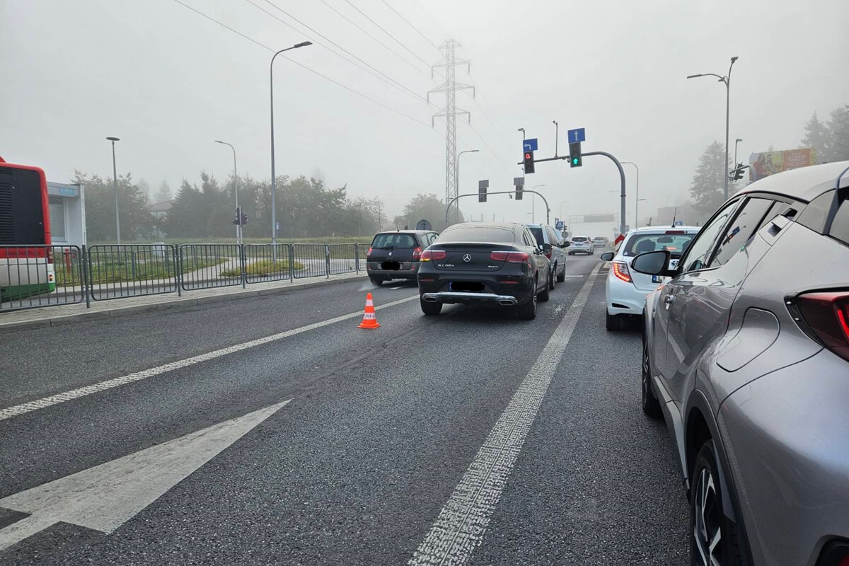 Awaria chryslera przed skrzyżowaniem na ul. Nałęczowskiej