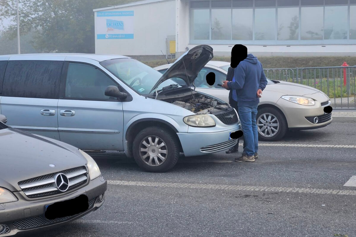 Awaria chryslera przed skrzyżowaniem na ul. Nałęczowskiej