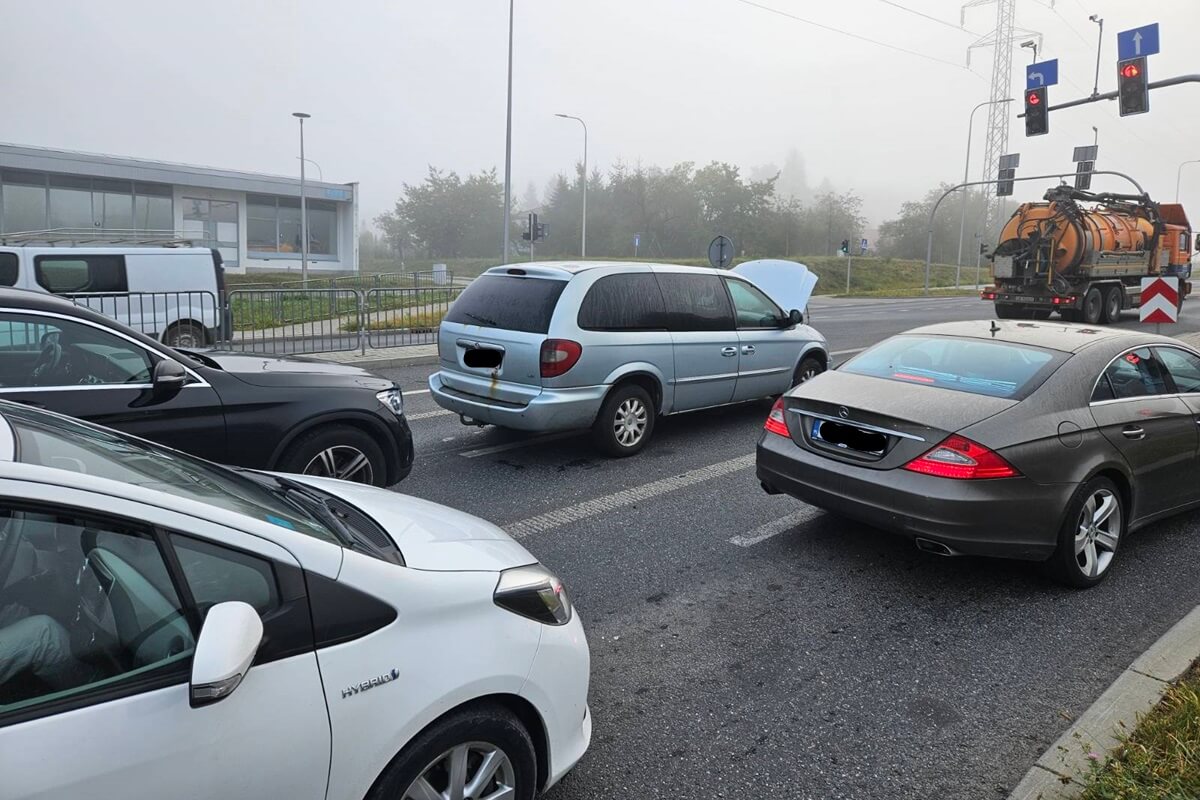 Awaria chryslera przed skrzyżowaniem na ul. Nałęczowskiej