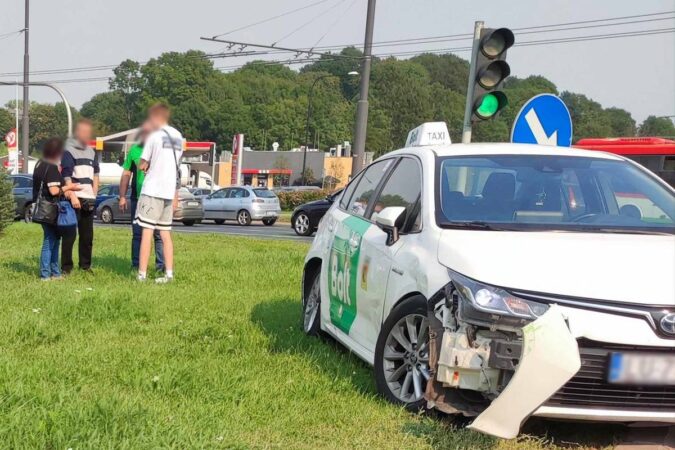 Bolt zderzył się z autobusem na rondzie przy Zamku