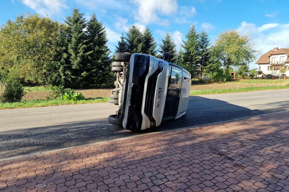 Bus Iveco przewrócił się na bok po zderzeniu z oplem w Majdanie Radlińskim