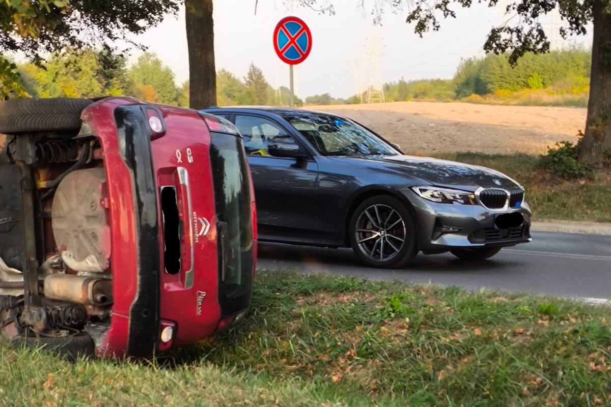 Citroen uderzył w drzewo i przewrócił się na bok na ul. Zemborzyckiej