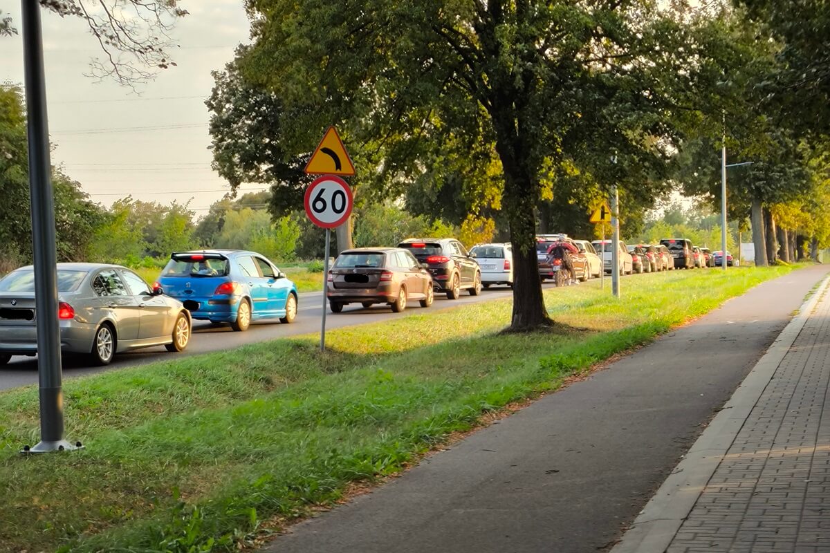 Citroen uderzył w drzewo i przewrócił się na bok na ul. Zemborzyckiej