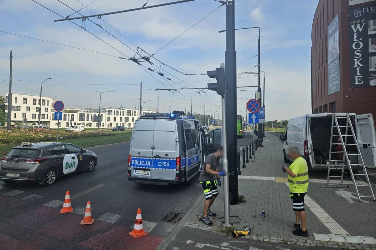 Flixbus uderzył w sygnalizator przy przejściu dla pieszych obok Gali