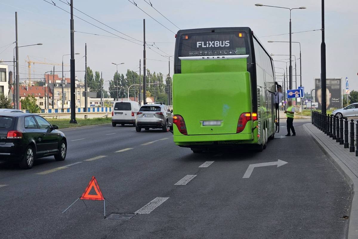 Flixbus uderzył w sygnalizator przy przejściu dla pieszych obok Gali