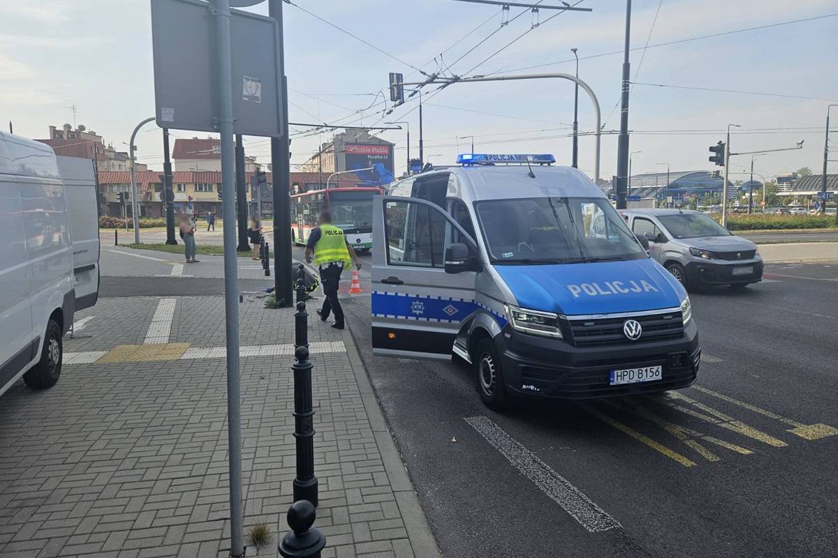 Flixbus uderzył w sygnalizator przy przejściu dla pieszych obok Gali