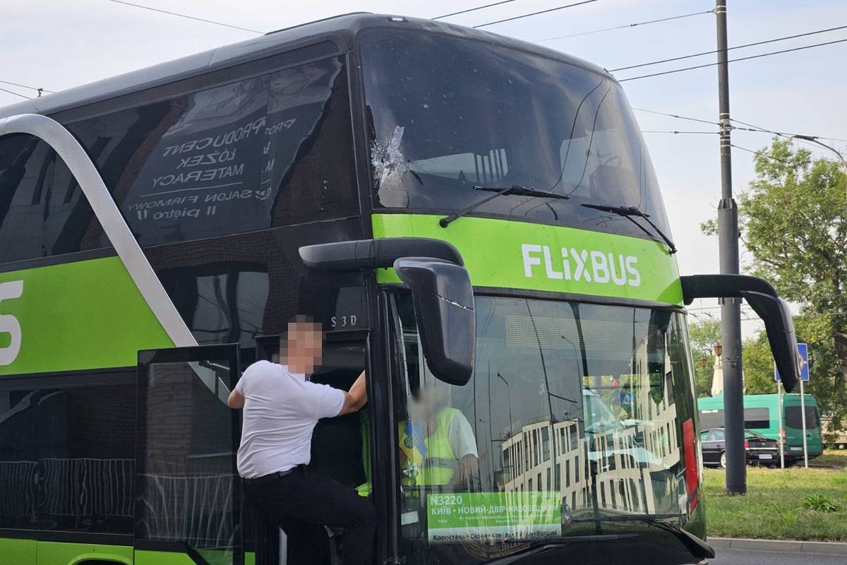 Flixbus uderzył w sygnalizator przy przejściu dla pieszych obok Gali