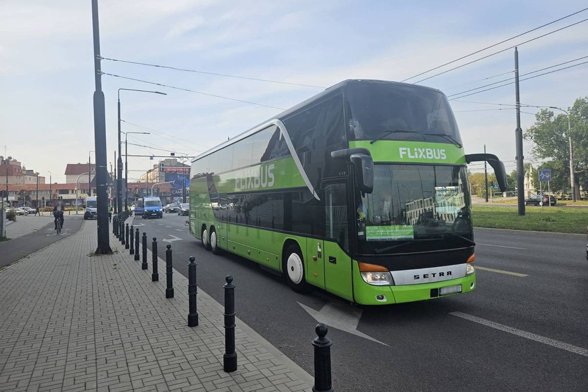 Flixbus uderzył w sygnalizator przy przejściu dla pieszych obok Gali