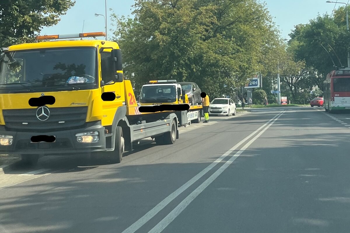 Kolejne auta zaparkowane w zatoce przystankowej przy ul. Gębali odjechały na lawetach