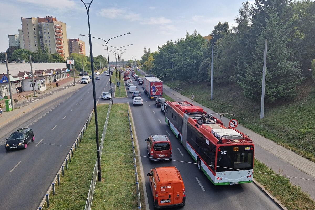 Korek na ul. Armii Krajowej po wypadku na skrzyżowaniu z ul. Orkana