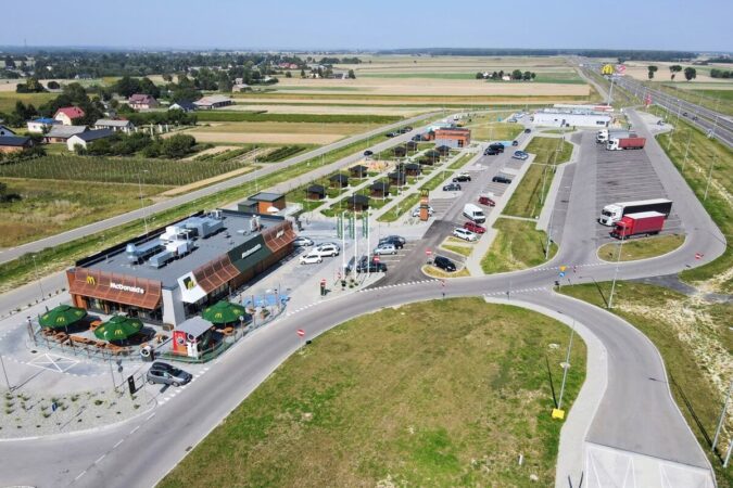 Restauracja McDonalds i stacja paliw Orlen udostępnione podróżnym na MOP Obroki Zachód przy S19