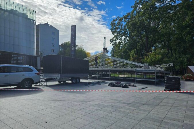 Montaż sceny na placu Teatralnym przy CSK