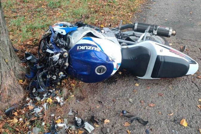 Motocyklem uderzył w drzewo, 19-latek zginął na miejscu