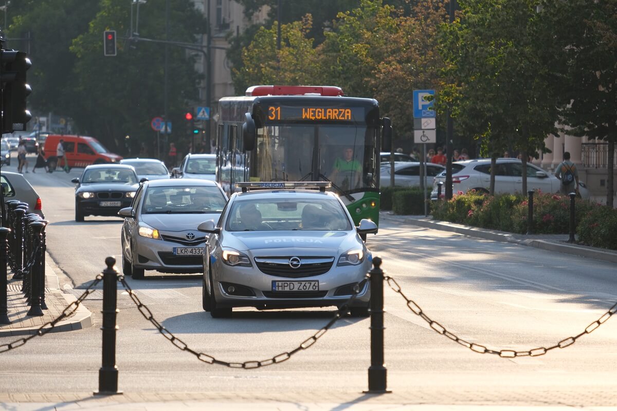 Nastolatka wbiegła na przejście tuż przed jadące auto i została potrącona. Policja skierowała wniosek do sądu o jej ukaranie