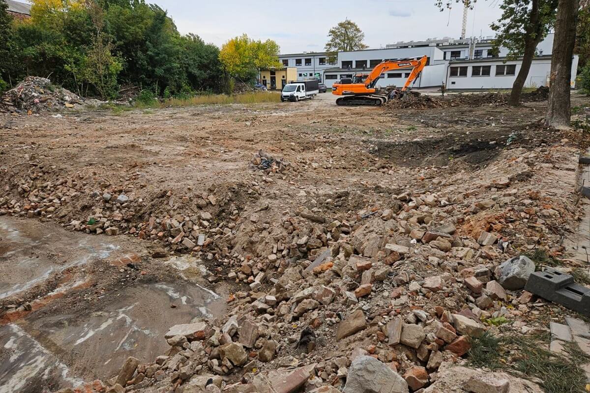 Sprzątanie terenu po dawnym zespole farbiarni i łaźni przy ul. Farbiarskiej