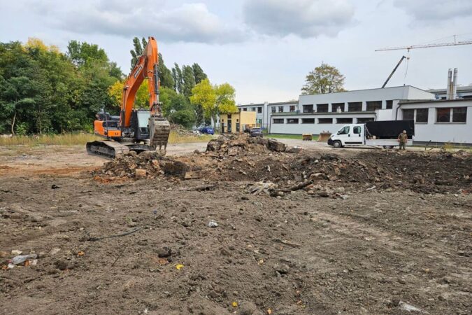 Sprzątanie terenu po dawnym zespole farbiarni i łaźni przy ul. Farbiarskiej