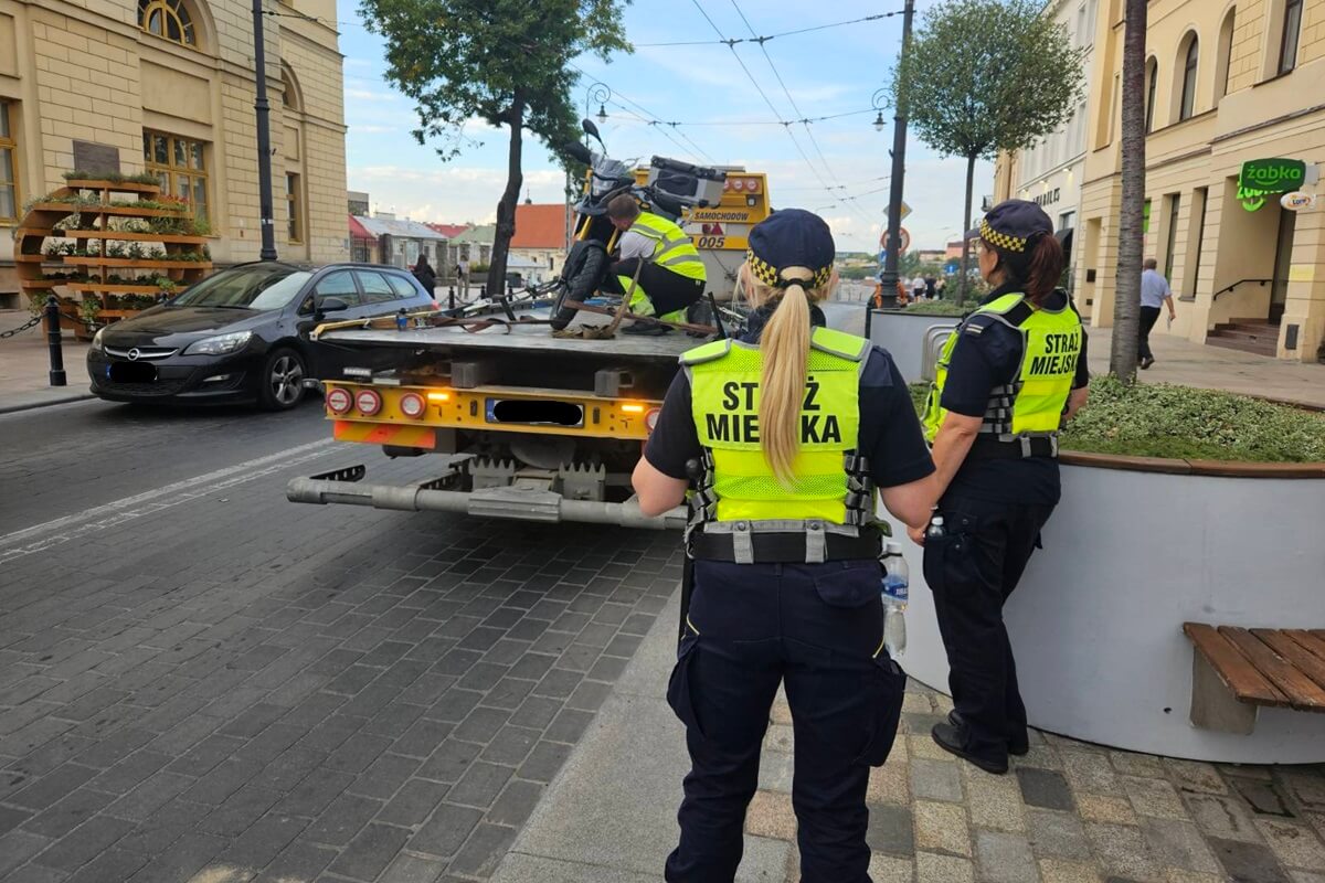 Strażnicy miejscy odholowali zaparkowany przy Bramie Krakowskiej motocykl