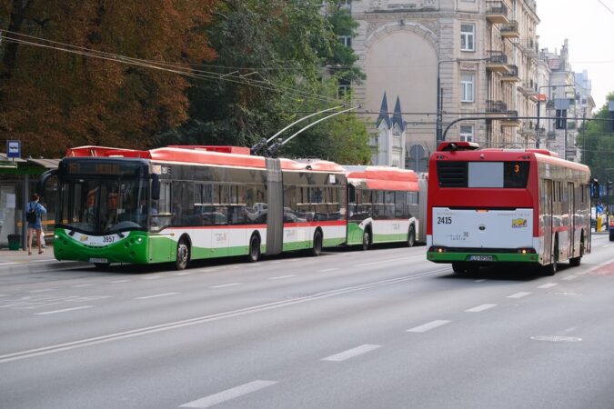 Trolejbusy oczekujące na przystanku przy Ogrodzie Saskim i jadący autobus