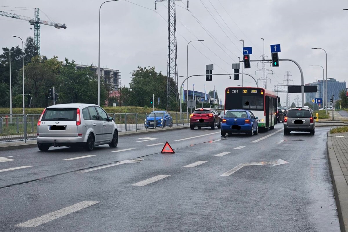 Volkswagen uderzył w tył autobusu komunikacji miejskiej na ul. Nałęczowskiej