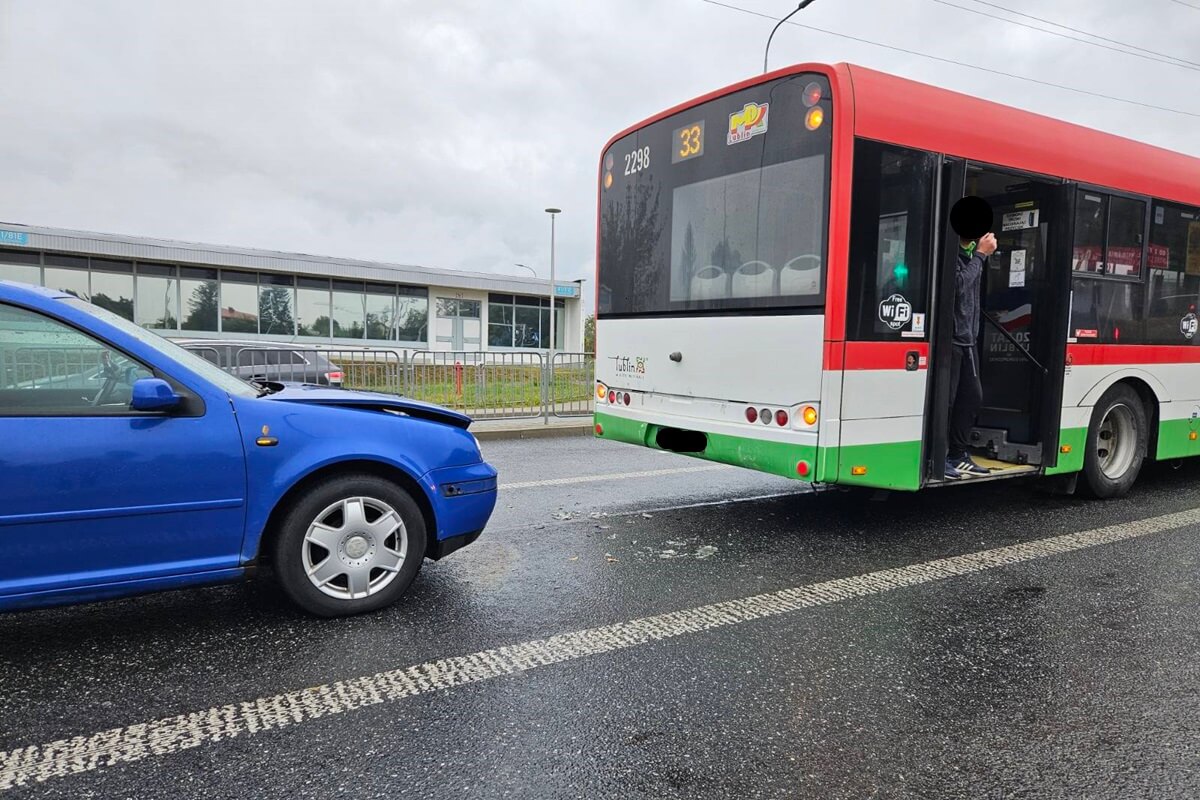 Volkswagen uderzył w tył autobusu komunikacji miejskiej na ul. Nałęczowskiej