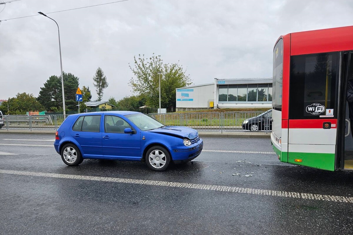 Volkswagen uderzył w tył autobusu komunikacji miejskiej na ul. Nałęczowskiej