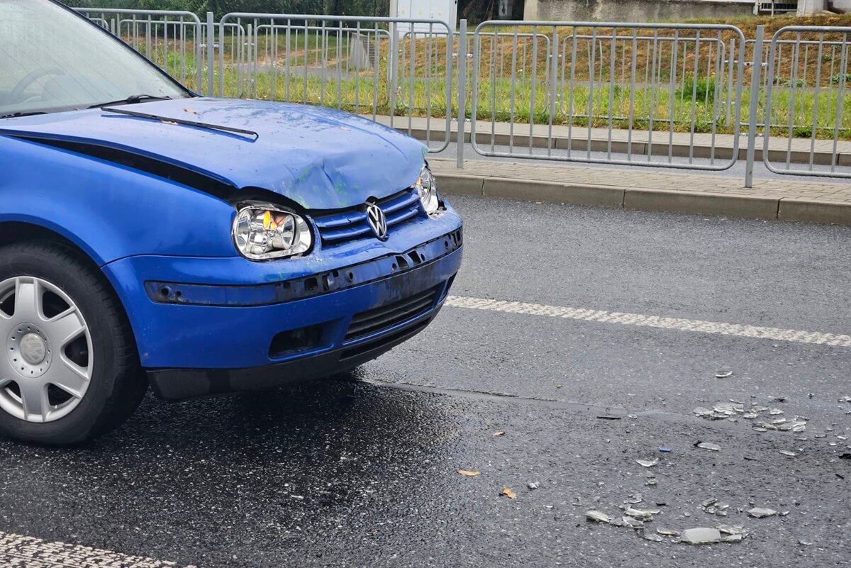 Volkswagen uderzył w tył autobusu komunikacji miejskiej na ul. Nałęczowskiej