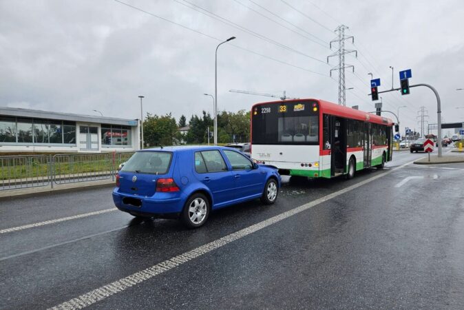 Volkswagen uderzył w tył autobusu komunikacji miejskiej na ul. Nałęczowskiej