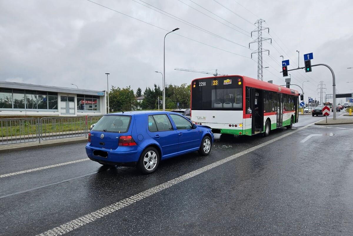 Volkswagen uderzył w tył autobusu komunikacji miejskiej na ul. Nałęczowskiej