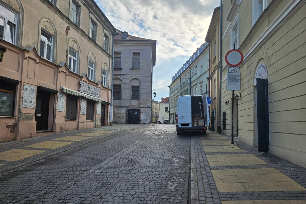 Wjazd na Stare Miasto pod obserwacją kamery