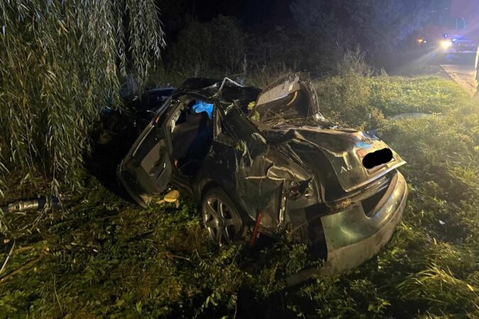 Wypadek w Skrzyńcu. Dachowanie audi na prostym odcinku drogi