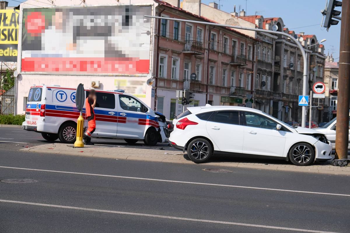 Zderzenie forda z ambulansem na skrzyżowaniu al. Tysiąclecia z ul. Lubartowską