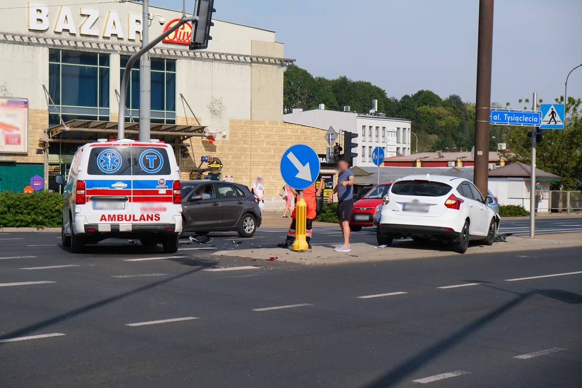 Zderzenie forda z ambulansem na skrzyżowaniu al. Tysiąclecia z ul. Lubartowską