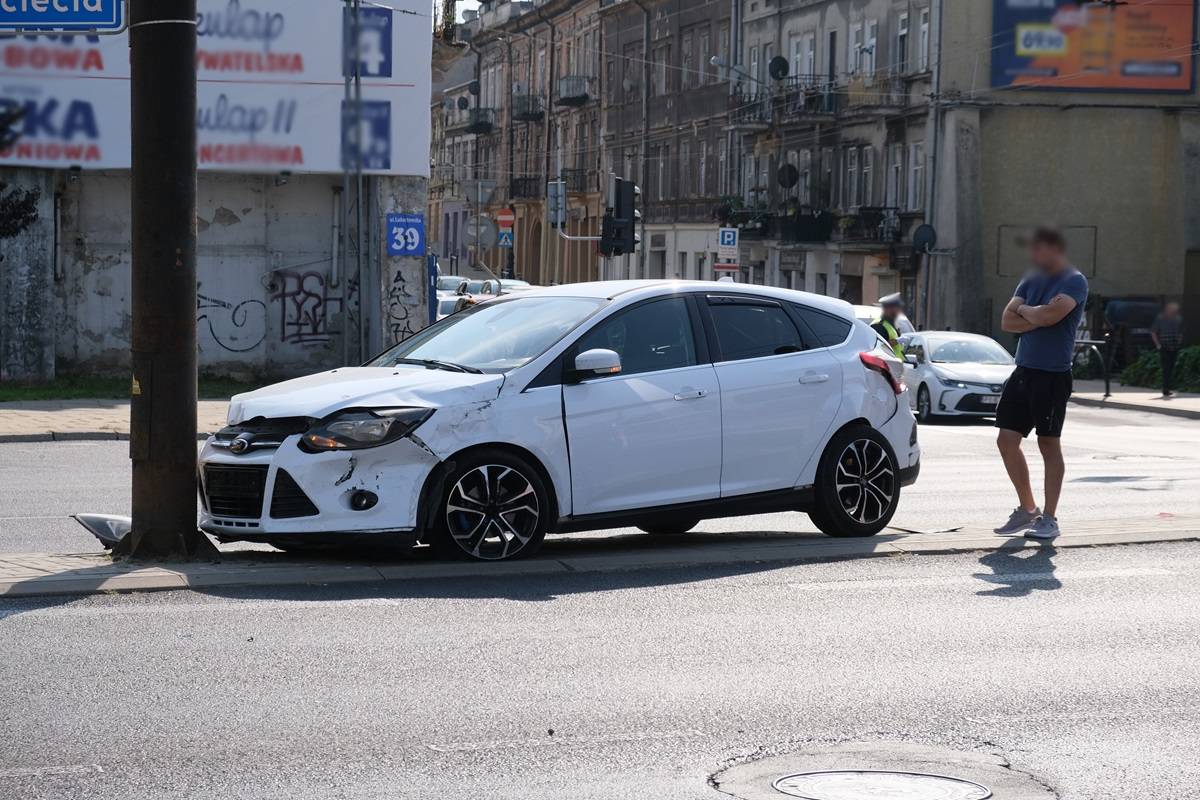 Zderzenie forda z ambulansem na skrzyżowaniu al. Tysiąclecia z ul. Lubartowską