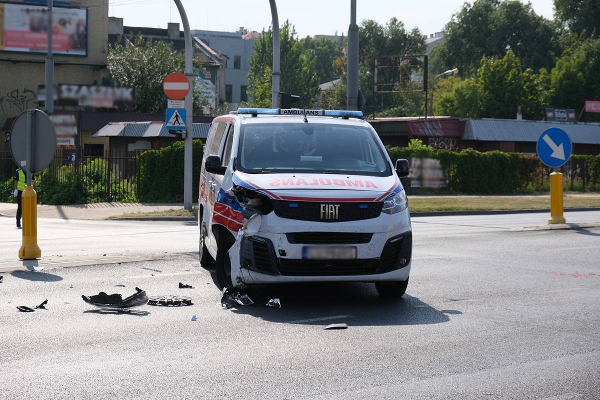 Zderzenie forda z ambulansem na skrzyżowaniu al. Tysiąclecia z ul. Lubartowską