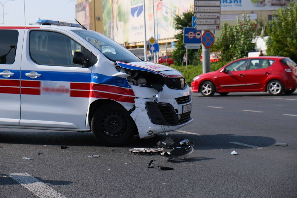 Zderzenie forda z ambulansem na skrzyżowaniu al. Tysiąclecia z ul. Lubartowską