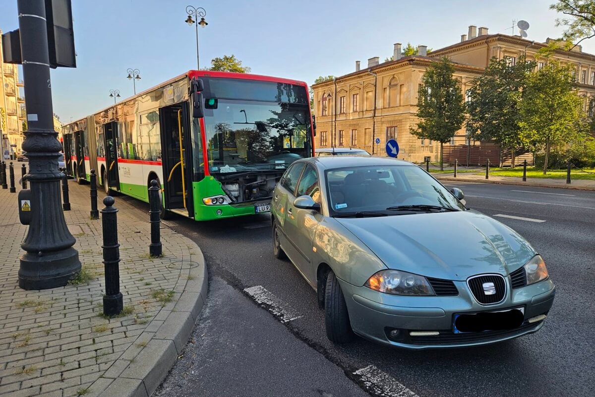 Zderzenie autobusu miejskiego z seatem przy Placu Litewskim