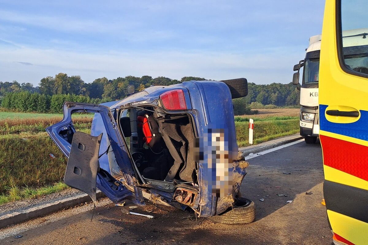 Zderzenie ciężarówki z volkswagenem na obwodnicy Nałęczowa