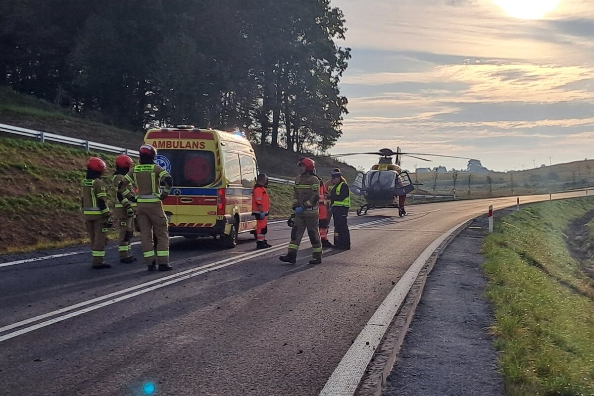 Zderzenie ciężarówki z volkswagenem na obwodnicy Nałęczowa