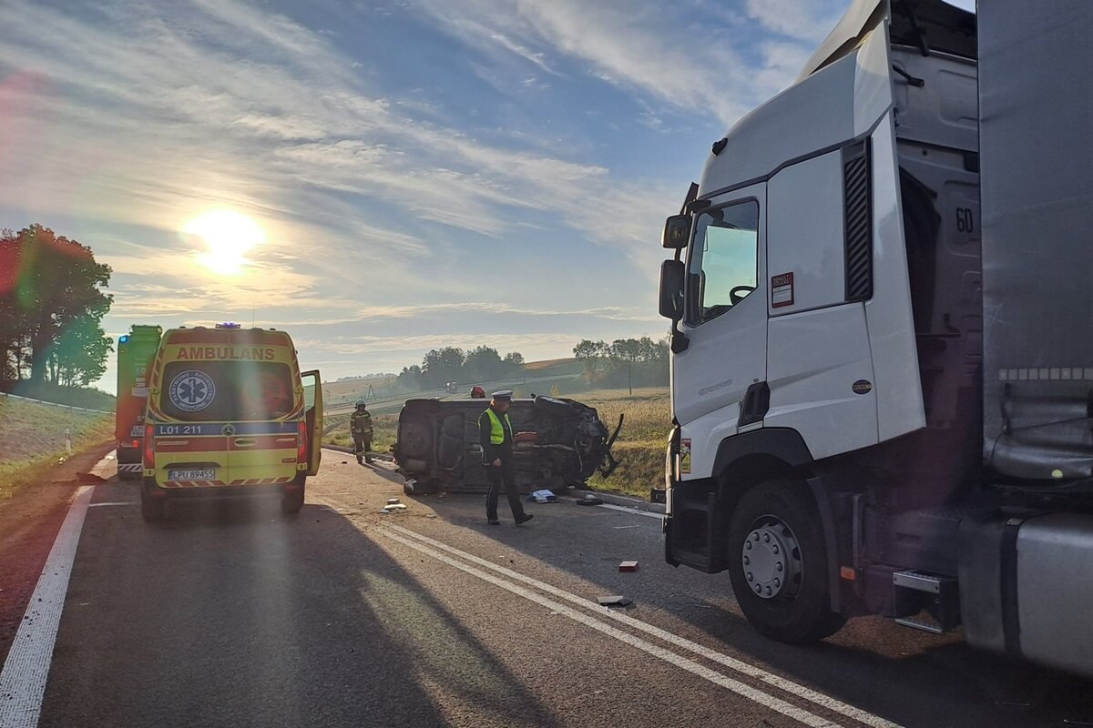 Zderzenie ciężarówki z volkswagenem na obwodnicy Nałęczowa