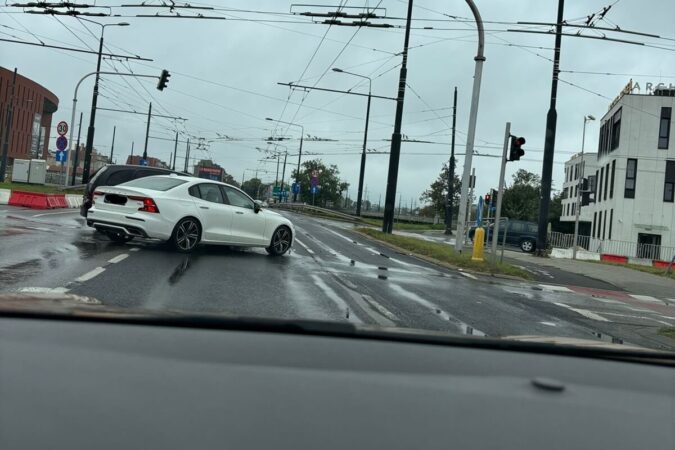 Zderzenie dwóch aut na skrzyżowaniu al. Unii Lubelskiej z ul. Zamojską